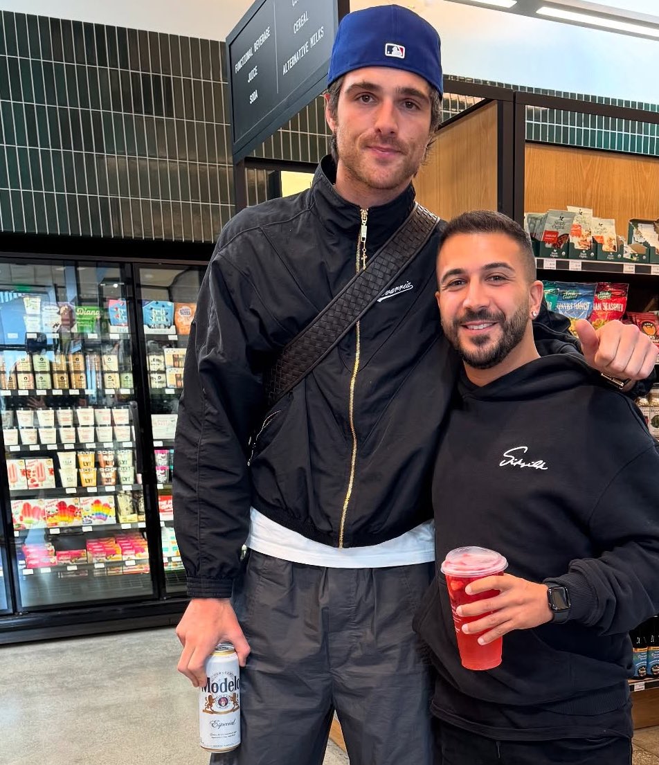 elordisdua's tweet image. jacob with a modelo in his hand??? oh mi gente latino!! 🙂↕️🇲🇽