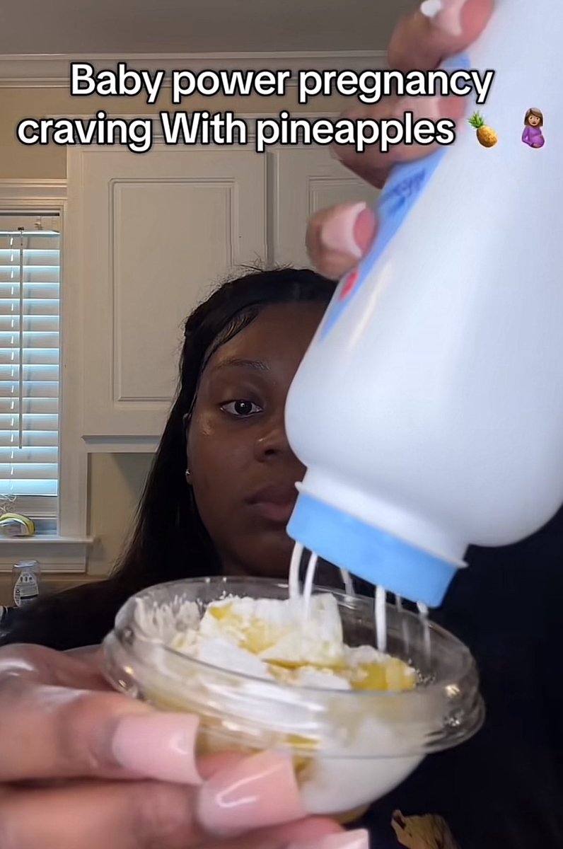 jazzysphinx6610's tweet image. This lady is easily gonna kill her own child, who the fuck eats pineapple with baby powder