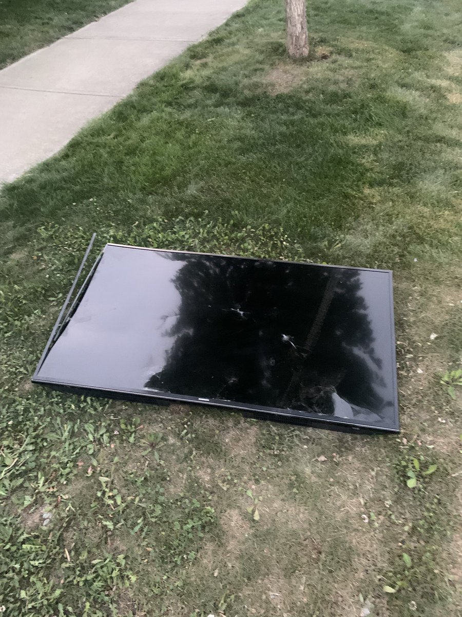 Things you see on your evening walk when the Oilers lose 6-1.