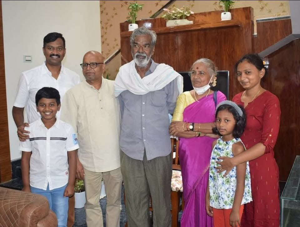 byrappa_harish's tweet image. ನಿಮ್ಮ ಗ್ರಾಮ್ಯ ಭಾಷೆ ಸೊಗಡನ್ನ ಹಾಗೂ
ನಿಮ್ಮ ಅಂತಃಕರಣದ ನಿಲುವುಗಳನ್ಮ
ಆರಾಧಿಸುವವರಲ್ಲಿ ನಾನೂ ಒಬ್ಬ..!
ಎಚ್ಚರಿಕೆಯ ಎದೆಗೆ ಬಿದ್ದ ಅಕ್ಷರ
ಯಾರ ಜಪ್ತಿಗೂ ಸಿಗದ ನವಿಲು
"ದೇವನೂರು ಮಹಾದೇವ" ದೊರೆಗಳಿಗೆ ಹ್ಯಾಪಿ ಹುಟ್ದಬ್ಬ
