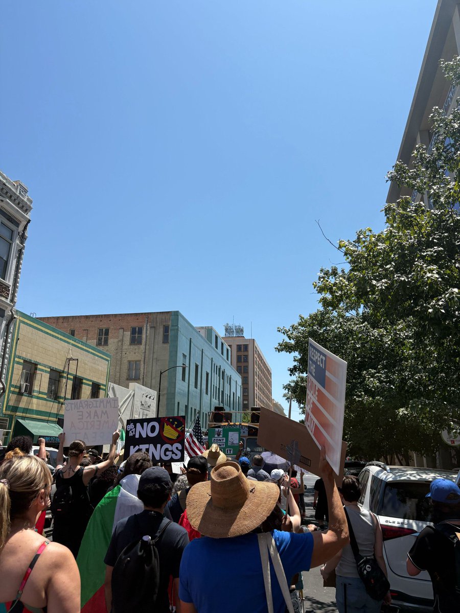 CALimmigrant's tweet image. Today we marched in Sacramento against the ICE raids in our communities. We stand in solidarity with Los Angeles and immigrants everywhere ✊

#IceOutOfLA #ICEOutOfCalifornia