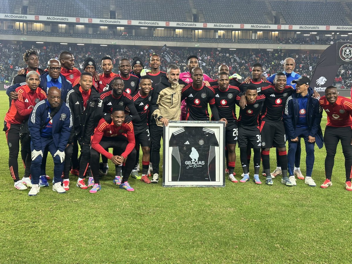 snap_vino's tweet image. Now that coach Jose Riveiro is with Al Ahly, does it mean Orlando Pirates community will be supporting Al Ahly at the Club World Cup or naye same thing, niyo Minya?