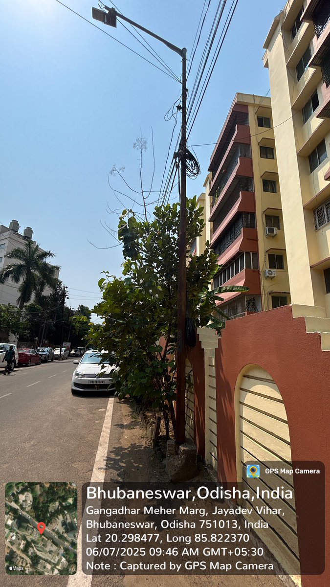 tusharnme's tweet photo. Kindly replace the streetlight pole as the same is damaged at the bottom and May fall down anytime.The street is busy with people and vehicles so the chances of injury is higher to any subject or object.
@bmcbbsr @CMO_Odisha @dr_kcmahapatra @MayorofBBSR https://t.co/qGMH5vCaLQ