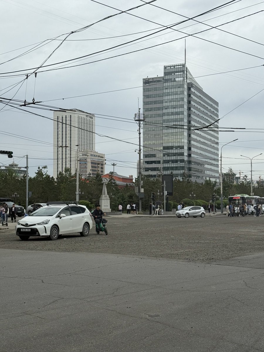 Нийслэлийнхээ төвөөр жуулчин дагуулж явж байгаад жоохон иччихлээ