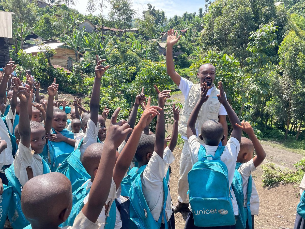 📚 À Minova, #UNICEF salue les résultats du projet éducatif d'urgence mis en œuvre par l’ODH avec le soutien du fonds #EducationCannotWait.
✔️ 10 625 enfants soutenus psychologiquement  
✔️ 7 588kits scolaires distribués  
✔️ 418enfants réinscrits
✔️ 976kits d’hygiène pr filles