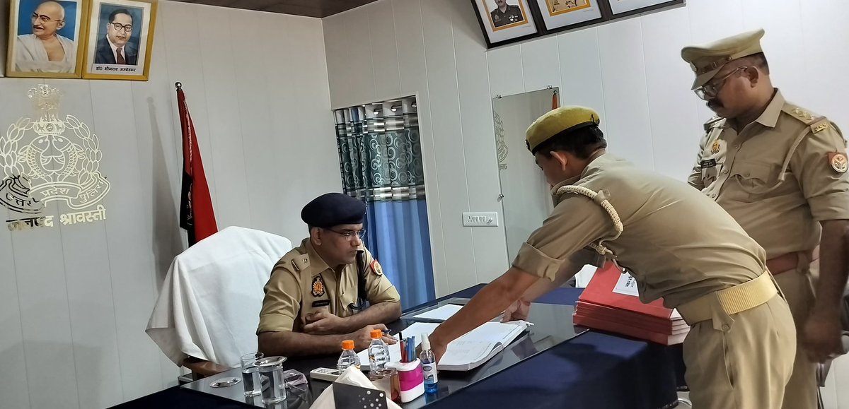 shravastipolice's tweet photo. #ASPSVI श्री मुकेश चंद्र उत्तम ने परेड की सलामी ली तथा परेड का निरीक्षण किया-
शारीरिक व मानसिक रूप से फिट रहने के लिए लगवाई दौड़- 
पुलिस लाइन परिसर, क्वार्टर गार्द, जिम तथा भोजनालय आदि का निरीक्षण कर आवश्यक दिशा-निर्देश दिये।
आदेश कक्ष पहुंचकर गार्द रजिस्टरों को भी चेक किया। https://t.co/ZM2Iog0Yyy
