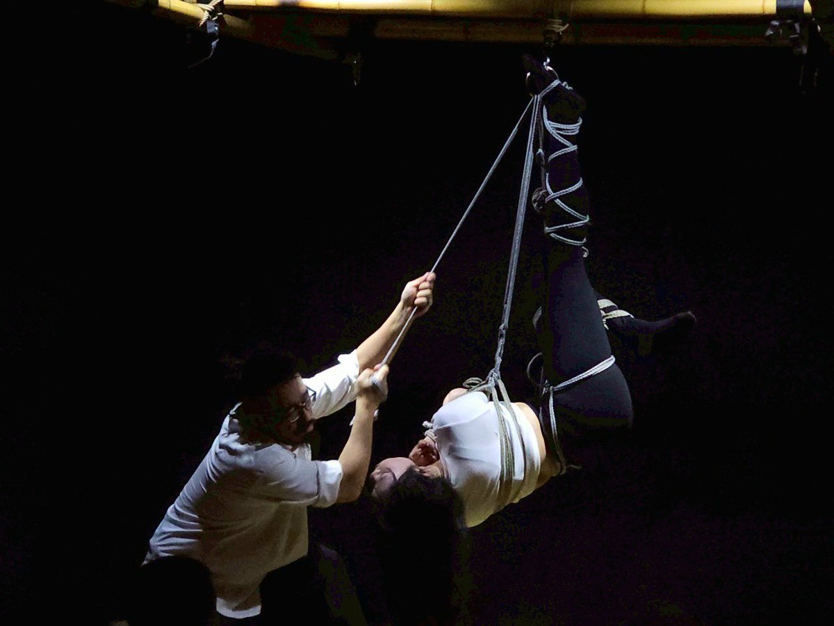 身縛成形 離地吊起
鞭如雨落下響破寂靜
倒懸空中 繩身拉扯
隨情感悄然流轉
只為共鳴在場各位

🪢 <a href="/MOrErames/">｜Mr.墨耳 ｜ 7/15 繩縛不羈夜 7/27 #吊打體驗</a> 
📷 <a href="/hcissub/">海晴</a>