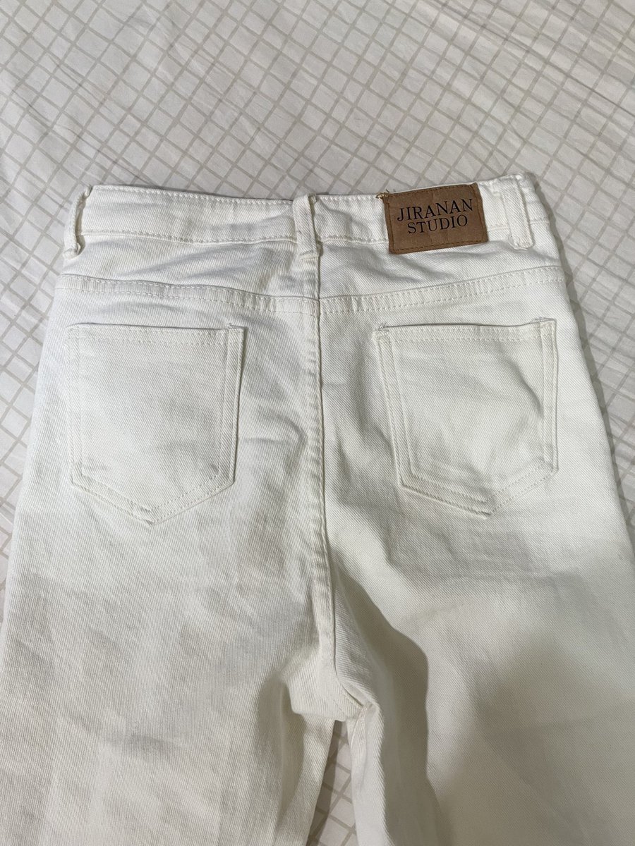 เอว27 สะโพก38 ยาว40
ตำหนิ : มีรอยเปื้อนตรงขากางเกง(แต่ตอนใส่ไม่เห็นนะคะ) 
⭐️sale!!! 90฿

#ส่งต่อเสื้อผ้า #ส่งต่อเสื้อผ้ามือสอง #y2kthailand #stylistshop #cintageshop #vghbkkมือสอง #ส่งต่อเสื้อผ้ามือ2 #เสื้อผ้ามือสอง #เสื้อผ้ามือ2 #โล๊ะตู้ #โล๊ะตู้เสื้อผ้า #ส่งต่อcintageshop