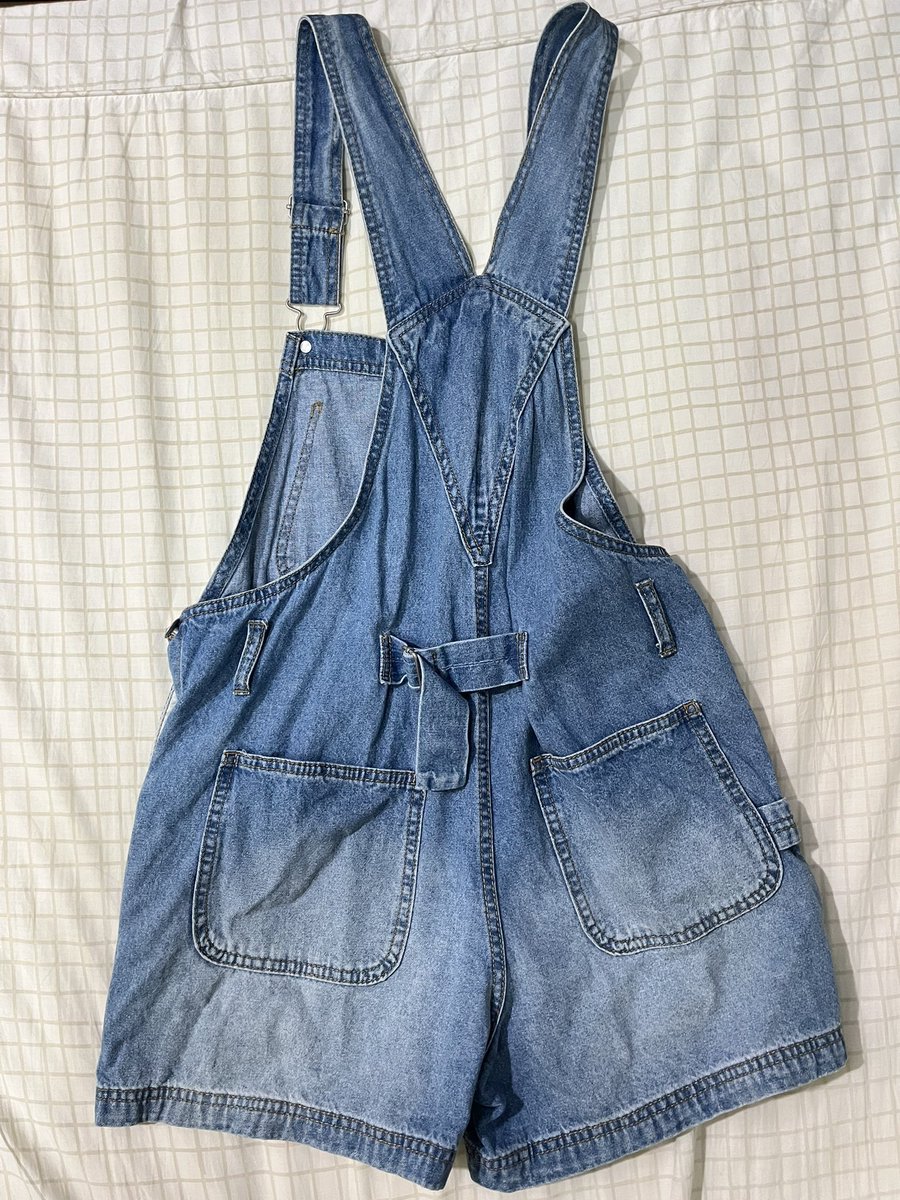 ทักมาสอบถามเพิ่มเติมได้นะคะ🫶🏻
เอว25-26 สะโพก38-39 
⭐️ 60฿

#ส่งต่อเสื้อผ้า #ส่งต่อเสื้อผ้ามือสอง #y2kthailand #vghbkk #stylistshop #cintageshop #vghbkkมือสอง #ส่งต่อเสื้อผ้ามือ2 #เสื้อผ้ามือสอง #เสื้อผ้ามือ2 #โล๊ะตู้ #โล๊ะตู้เสื้อผ้า #ส่งต่อcintageshop