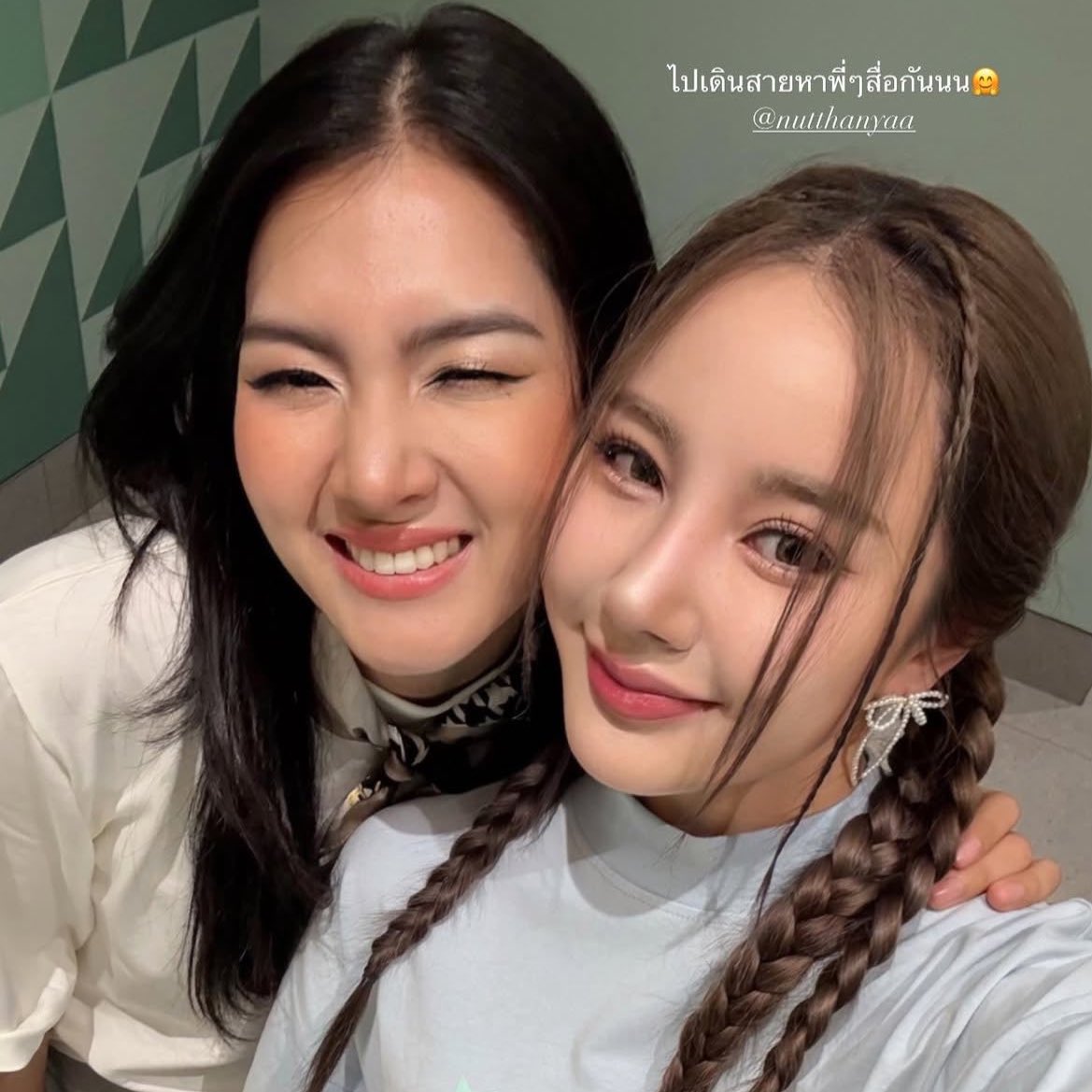 themartinnly's tweet photo. หน้าดื้อ ! 👀💘💘🎀
วันนี้มีคนไปเดินสายด้วย ขอให้มีวันที่ดีค้าบ >< @nutthanyaaa @Antwarinda 🤏🏻
#นัทแอ๊นท์ #NutAnt https://t.co/tKcBBGO9Oj