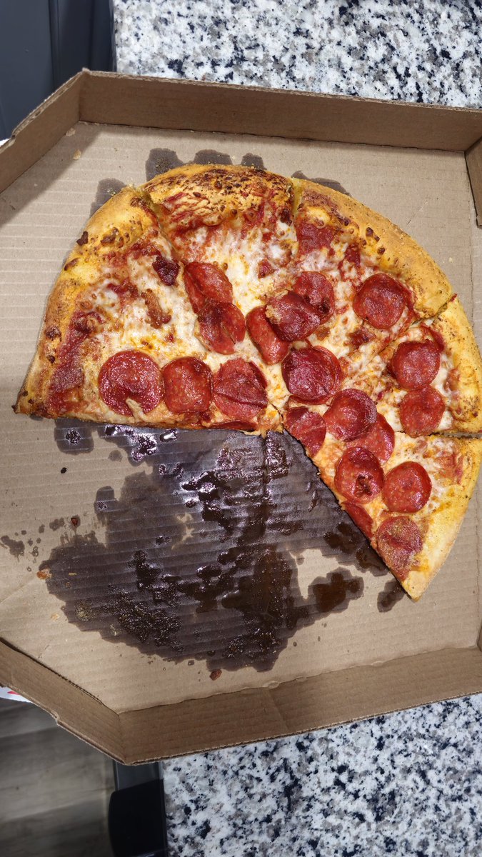 DamoStr8Go's tweet photo. I'm NEVER ordering a pizza at night from @dominos again....Maybe I should start eating at @pizzahut SMDH https://t.co/N4cqmtQe20