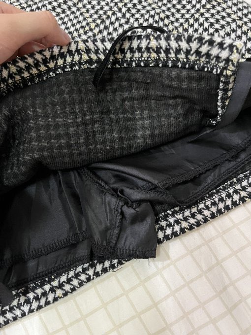 ชุดเซ็ตผ้าทวิต ⭐️ 100฿  [ตำหนิ -]
• เสื้อ : อกไม่เกิน34 กระดุมใช้งานได้จริง
• กระโปรง : เอว25-26 สะโพก38 ยาว15-16 (มีซับใน)

#ส่งต่อเสื้อผ้า #ส่งต่อเสื้อผ้ามือสอง #stylistshop #ส่งต่อเสื้อผ้ามือ2 #เสื้อผ้ามือสอง #เสื้อผ้ามือ2 #โล๊ะตู้ #โล๊ะตู้เสื้อผ้า #ส่งต่อcintageshop