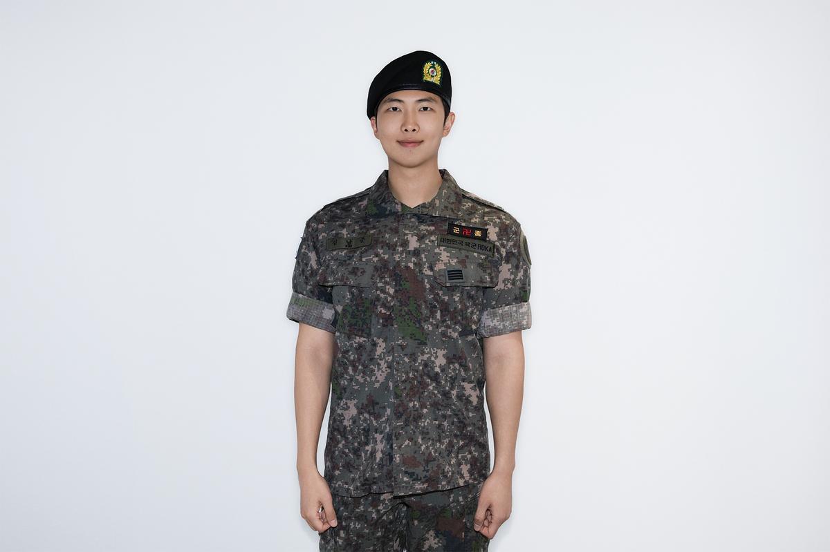 📸 10/06/2025 : Foto resmi RM saat keluar dari militer🫡

Foto resmi dari Big Hit Music untuk K-media.
 
RM IS FINALLY BACK
WELCOME BACK RM
HOME IS RM
#ReturnOfOurJooniverse
#SPRING_ALWAYS_WITH_RM
#드디어_RM_전역
#남준아_미래에_어서와