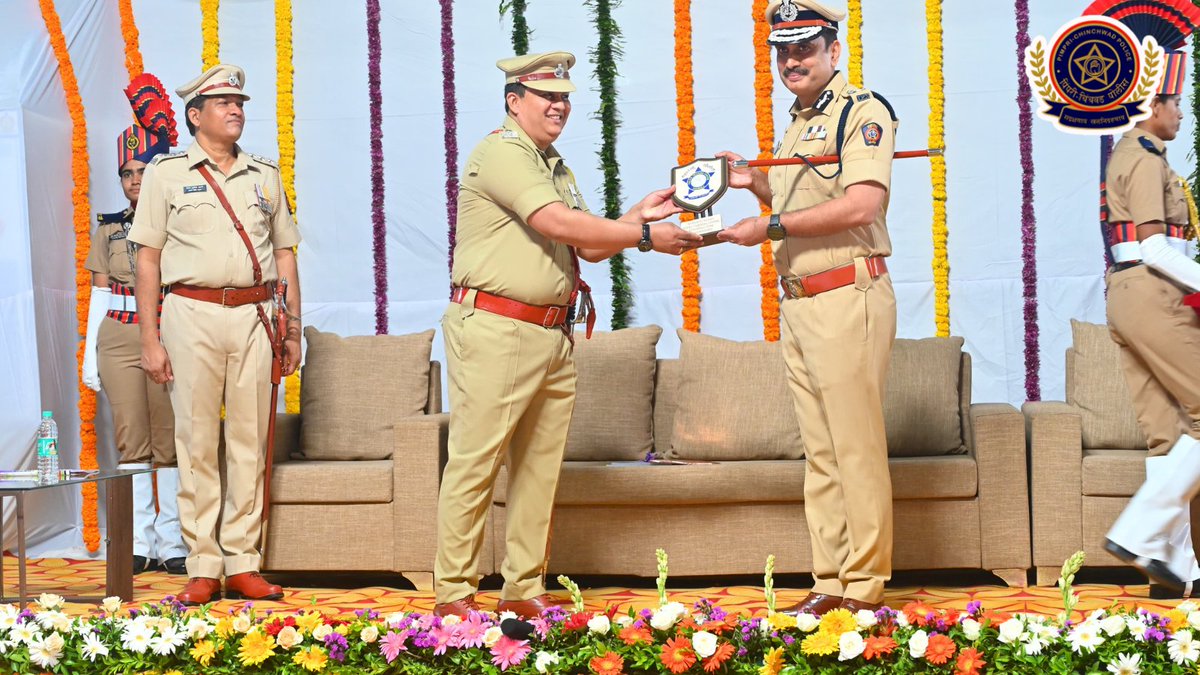 पिंपरी चिंचवड पोलीस - Pimpri Chinchwad Police (@pccitypolice) on Twitter photo काल पोलीस प्रशिक्षण केंद्र, खंडाळा येथे महिला पोलीस शिपाई प्रशिक्षण सत्र क्र.३६ च्या दीक्षांत समारंभात <a href="/CP_PCCity/">पोलीस आयुक्त - पिंपरी चिंचवड शहर</a> विनय कुमार चौबे (भा.पो.से.) प्रमुख अतिथी म्हणून उपस्थित होते.
शिस्त, सेवाभाव, प्रामाणिकपणा, कौशल्याधिष्ठित तपास, आणि सामाजिक जाणिवा या मूल्यांवर आयुक्तांनी काल पोलीस प्रशिक्षण केंद्र, खंडाळा येथे महिला पोलीस शिपाई प्रशिक्षण सत्र क्र.३६ च्या दीक्षांत समारंभात <a href="/CP_PCCity/">पोलीस आयुक्त - पिंपरी चिंचवड शहर</a> विनय कुमार चौबे (भा.पो.से.) प्रमुख अतिथी म्हणून उपस्थित होते.
शिस्त, सेवाभाव, प्रामाणिकपणा, कौशल्याधिष्ठित तपास, आणि सामाजिक जाणिवा या मूल्यांवर आयुक्तांनी