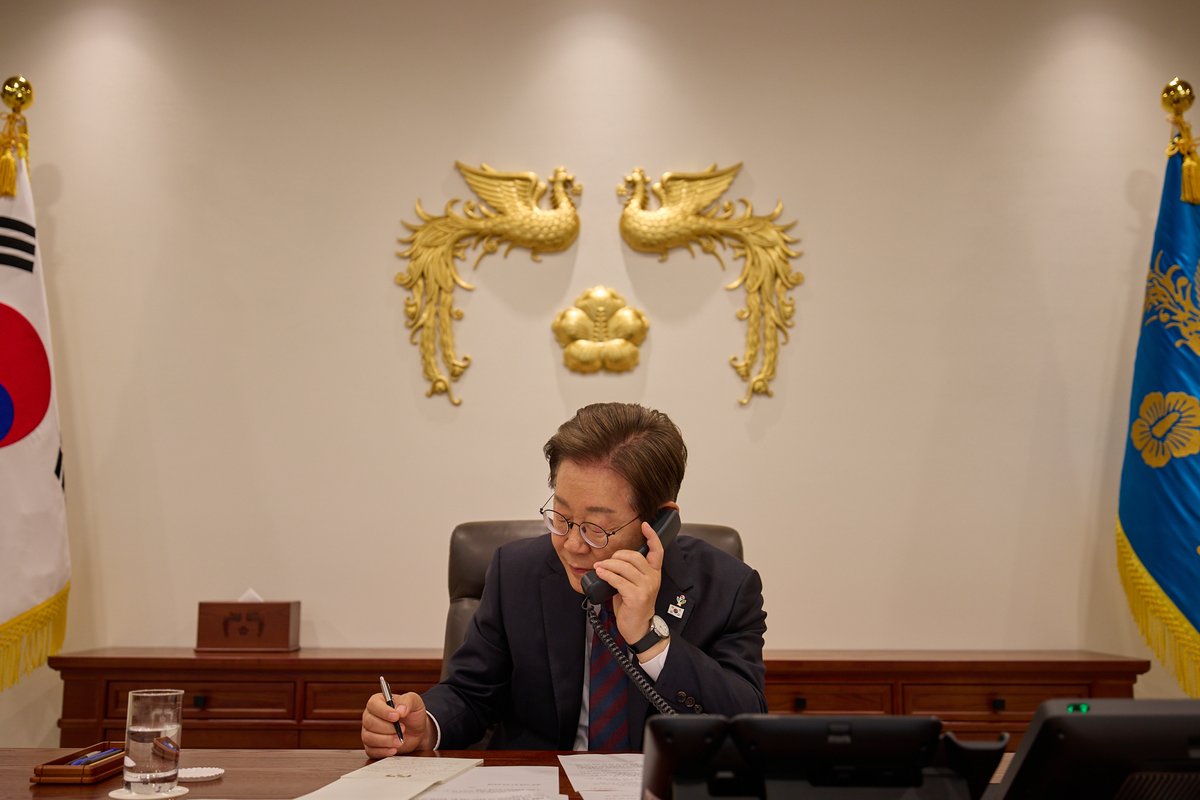 오늘 오전 시진핑 중국 국가주석과 첫 통화를 가졌습니다. 

시 주석께서는 제 취임 축하 메시지를 통해 한중 관계를 중시하고 있으며 양국 관계를 꾸준히 발전시켜 나갈 수 있길 희망한다고 하셨는데, 오늘 통화를 통해 그 뜻을 다시 한번 확인할 수 있었습니다.

우리에게 중국은 경제, 안보 등 모든