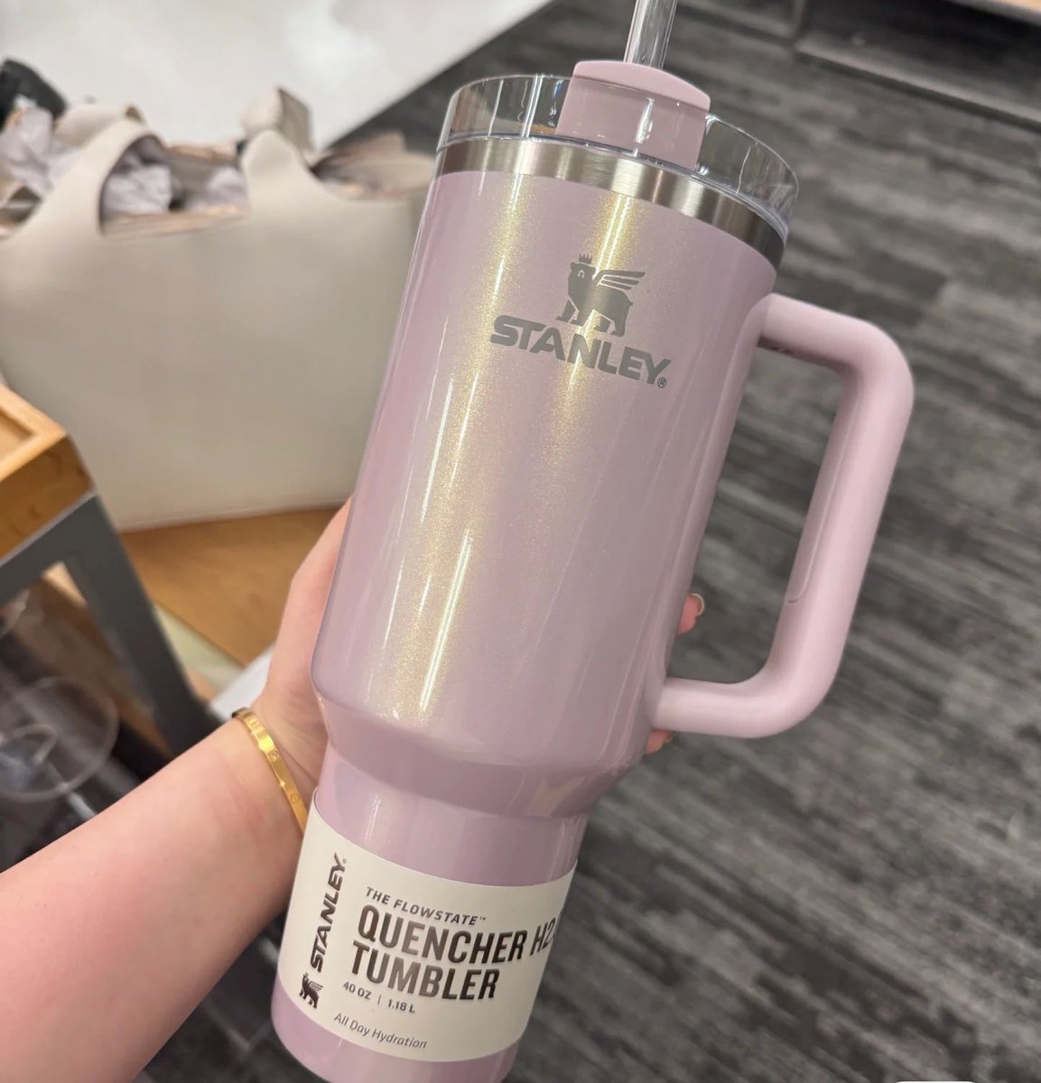 Aom_bf's tweet photo. ใครชอบ stanley แกลมๆ วิ้งค์ๆ นอกจากคอลใหม่ก่อนหน้านี้ยังมีสี aster ด้วยนะคะ 💜✧⁺ ขนาด 887ml — 1,650฿ free ems ส่งแอร์ค่า 🪽* https://t.co/KCviCNSqhI