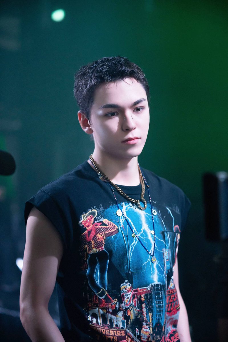 _chwenotchew218's tweet photo. '𝙏𝙃𝙐𝙉𝘿𝙀𝙍' MV Behind Photo 📸 #버논 #VERNON https://t.co/HgnuJTzUbd