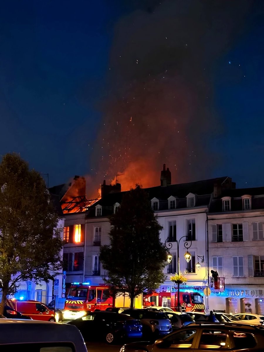 Tout mon soutien aux équipes de recherche et aux collègues sapeurs-#pompiers du @SDIS02 pour retrouver nos 2 valeureux #pompiers enfouis sous les décombres suite à un feu d'appartement au coeur de la vielle ville de Laon. Toutes les équipes de recherche sont à pied d'oeuvre.