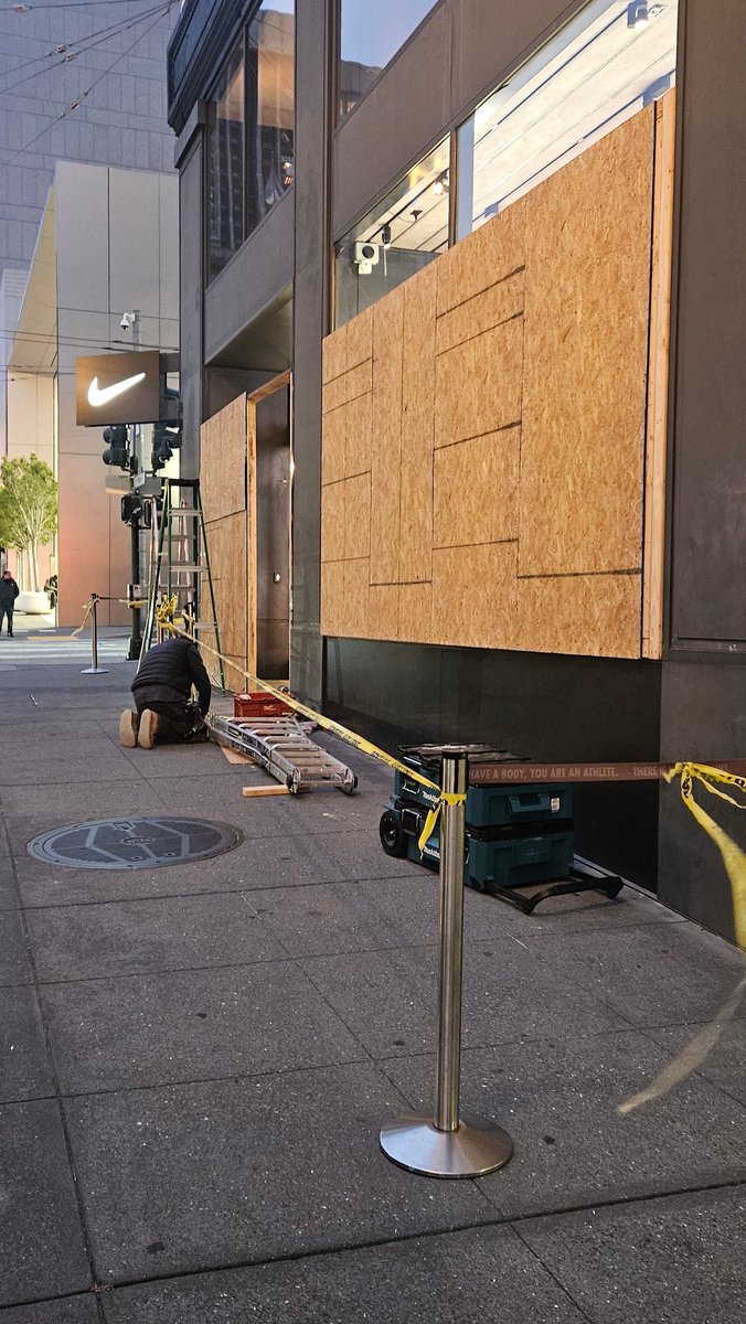 domestic415's tweet photo. Nike store is boarding up https://t.co/Jnl4c8MO6p