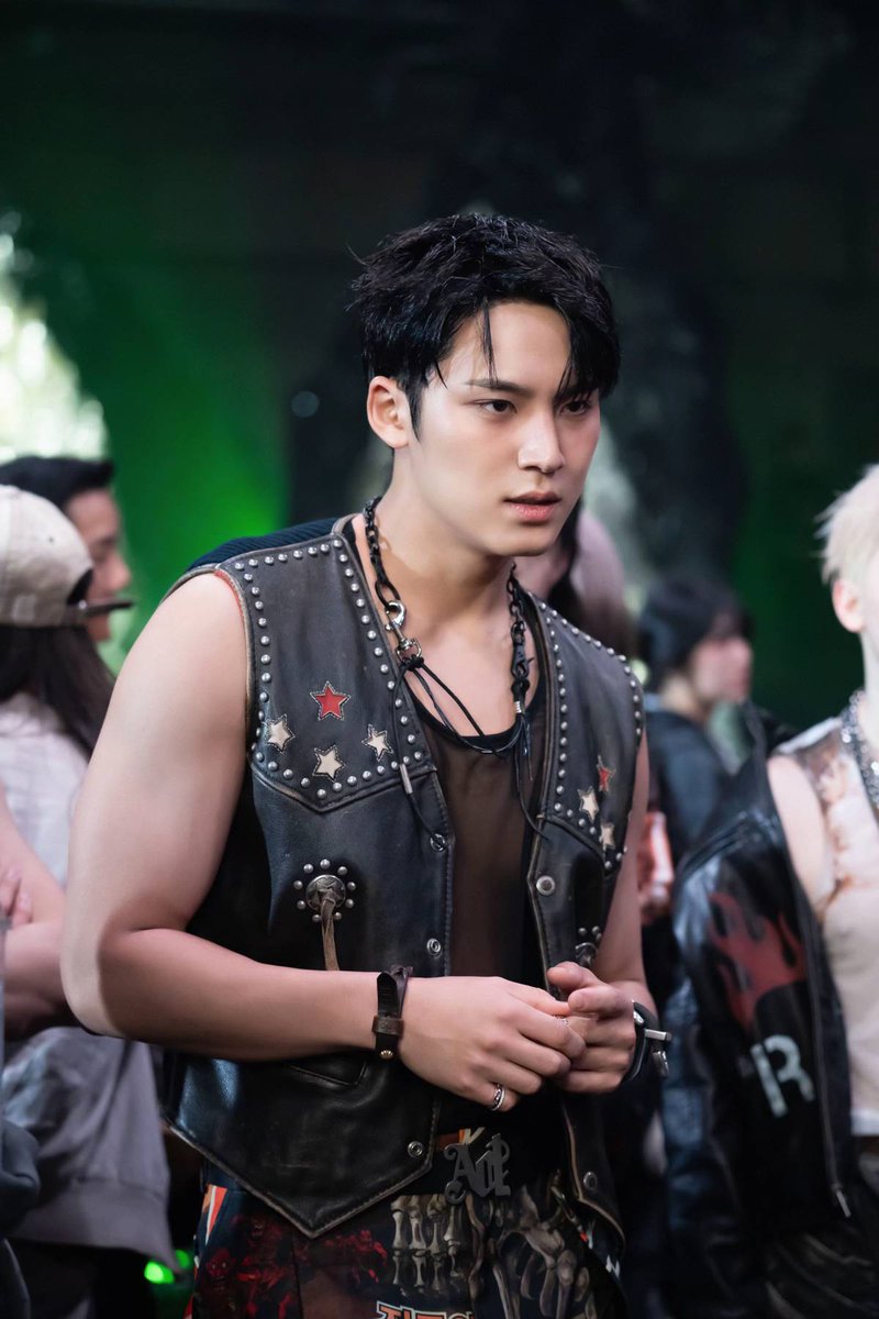 📸 thunder mv behind