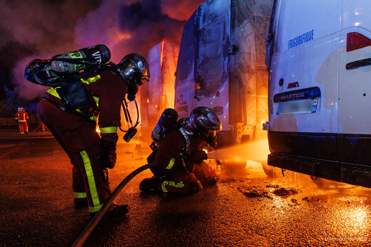 PompiersParis's tweet photo. 🚨 #Intervention | Ce matin, les secours sont intervenus pour un feu de véhicules à Vitry-sur-Seine (94).

🔥 L’incendie a touché 12 camionnettes et s’est propagé à l’intérieur d’un entrepôt sur environ 200 m².

💧 5 lances ont été engagées, dont une lance canon mousse. https://t.co/avug4q3kXU