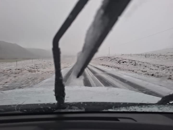 AffairAfrica's tweet photo. 🚨 Massive cold front blankets parts of SA in snow!

Snow reported in the Eastern &amp; Northern Cape.

All provinces except Limpopo could see snowfall this week.

Motorists urged to avoid unnecessary travel. 

#SAWeather #SnowInSA #Coldfront #nonkosithebully Malaika https://t.co/6SJmMk1Isb