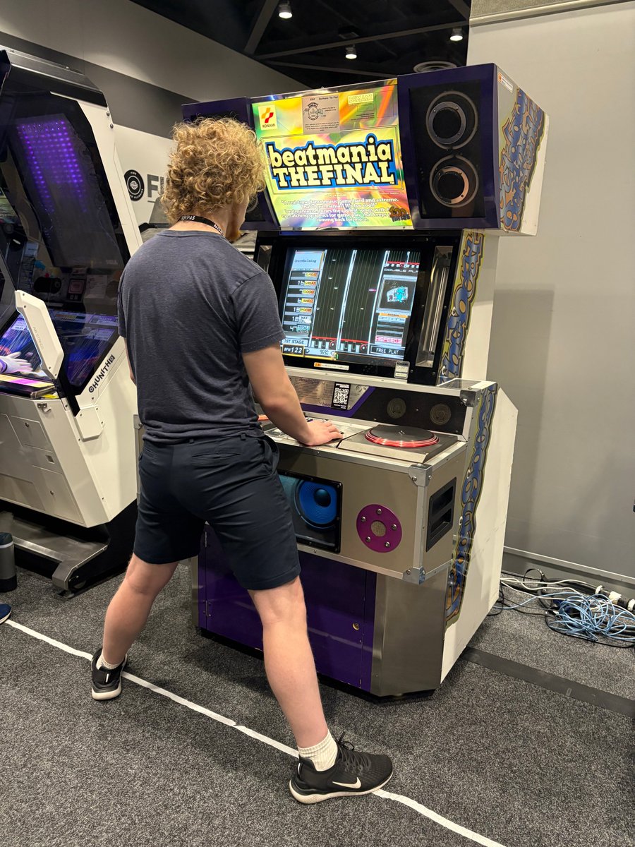 Calp5K's tweet photo. NWPAS(米国西海岸で毎年開催されるピンボール大会)でTHE FINALをやる者達
@nwpinballshow @100_Yen_Life @twodeluxe_ #nwpas #5鍵 #5key #beatmania #BEMANI https://t.co/H9IOO6T6uh