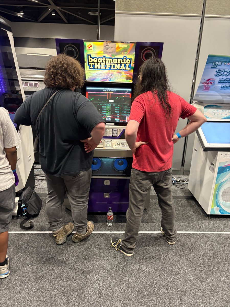 Calp5K's tweet photo. NWPAS(米国西海岸で毎年開催されるピンボール大会)でTHE FINALをやる者達
@nwpinballshow @100_Yen_Life @twodeluxe_ #nwpas #5鍵 #5key #beatmania #BEMANI https://t.co/H9IOO6T6uh
