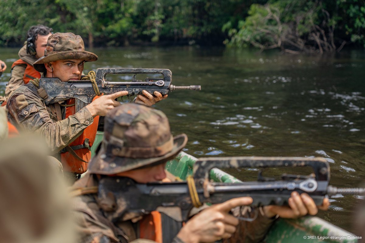 Aller au bout de soi-même, vaincre ensemble.
Stage aguerrissement des officiers-élèves de l'ESM1 au Centre d’entraînement en forêt équatoriale (CEFE). 
11 jours à se dépasser moralement et physiquement, aussi bien sur le plan individuel que collectif. 
Selva !