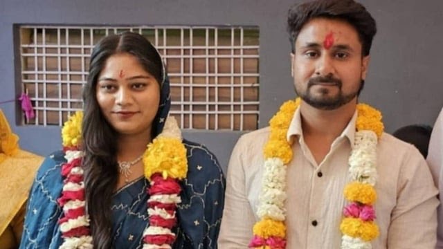 परत दर परत राज़ खुल रहे हैं..

सास ने सोनम से पूछा था कि बेटा खाना खाया कि नहीं तो सोनम ने जवाब दिया कि मम्मी मेरा उपवास है।

पुलिस इन्वेस्टिगेशन: एसआईटी की एक टीम ने शिपारा होम स्टे के संचालक से पूछताछ की तो उसने बताया कि 23 मई को सोनम लौटी थी और उसने बढ़िया खाना खाया था। उसके