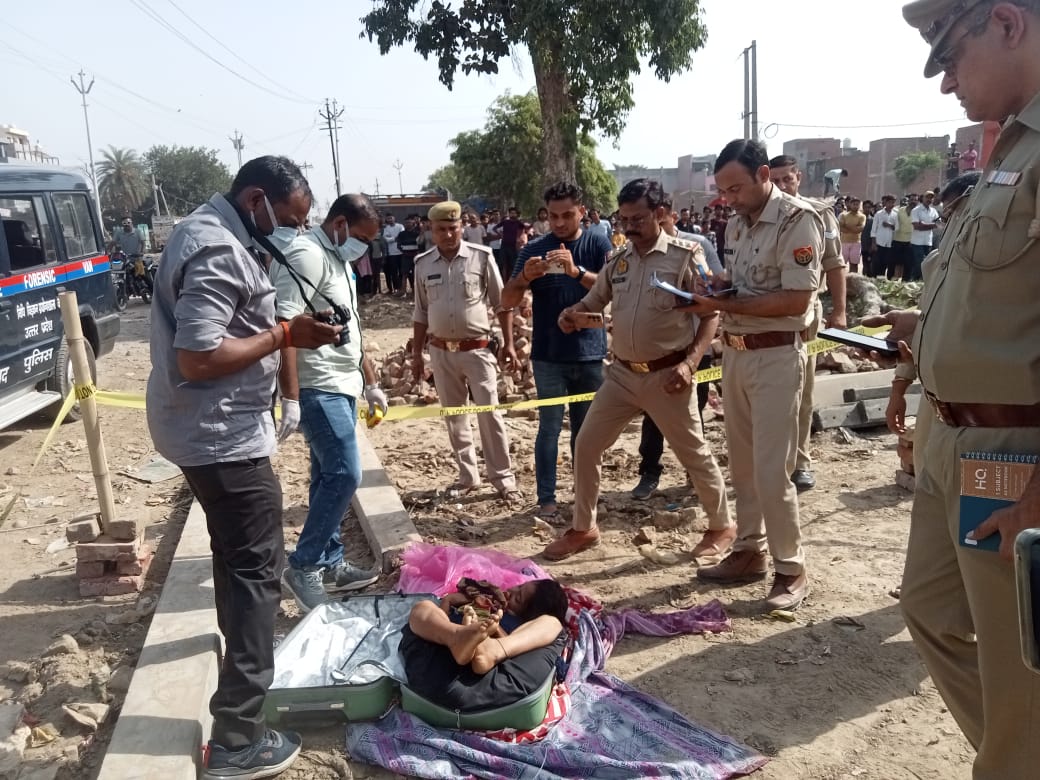 #Ghaziabad 
लोनी बॉर्डर थाना क्षेत्र में सूटकेस में मिला महिला का शव, महिला की हत्या कर फेंका गया सूटकेस में शव,नहीं हुई शिनाख्त, 
शव पोस्टमार्टम के लिए भेजकर शिनाख्त में जुटी पुलिस।
<a href="/Uppolice/">UP POLICE</a>