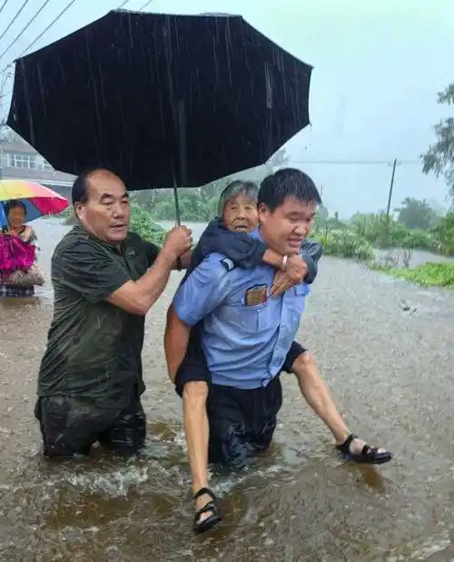 在民主的国家，警察是为人民服务的
只有在独裁的警察国家，人民才会对着警察下跪！