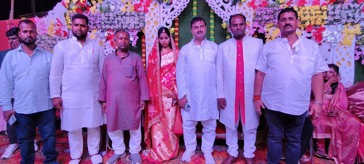 rakeshkrbaruraj's tweet photo. हाल ही में बरूराज विधानसभा क्षेत्र के अंतर्गत आयोजित विभिन्न वैवाहिक कार्यक्रमों में सहभागिता का अवसर प्राप्त हुआ।
इन आयोजनों के माध्यम से क्षेत्रवासियों से आत्मीय मुलाकात हुई।
#Rjdofficial #TejashwiYadav #ErRakeshKumar #BarurajVidhansabha https://t.co/APiTNBViOc