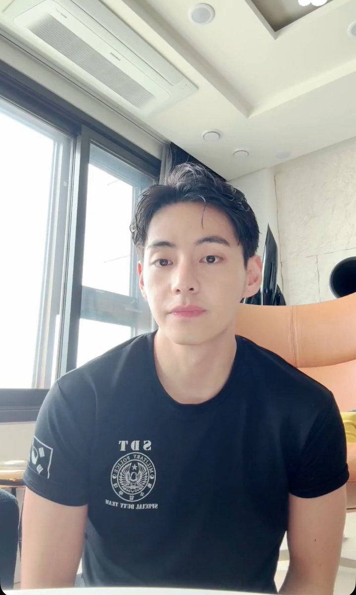 jeongurlism7's tweet photo. So many of you'll cancel me over this but tae has changed a lot... Idk what to say anymore, I wasn't expecting this behaviour from him, his live is a bit longer this time. https://t.co/LMnjrCaw5S