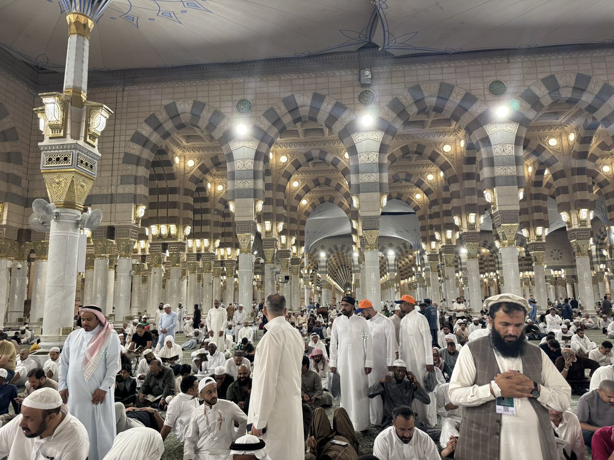 Quelques images à l’intérieur de Masjid al-Nabawi de Médine (Arabie Saoudite) : après la prière de Maghreb, on attend celle Isha