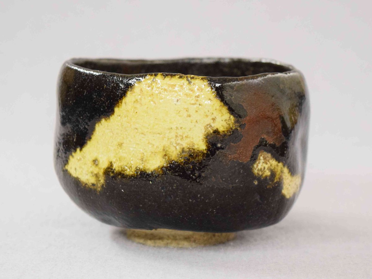 旧蔵　時代物　匠 最高峰　逸品　古陶器　鷹　インテリア　古美術　商売繁盛へ 黒の奇跡 展出品の初代高橋道八《黒楽不二図茶碗》 富士山の脇の赤茶色
