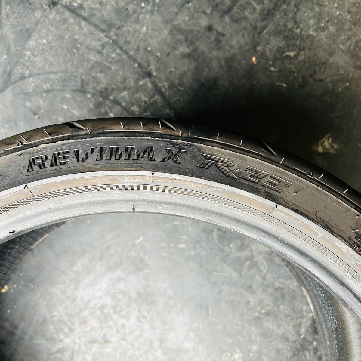 takeruGT86's tweet photo. シバタイヤ売ります
サイズは245/35ZR18 です。
溝は5ミリ程残っているのでまだまだ使用できるレベルになります。

厚木、愛川、海老名、相模原あたりであればお取引しやすいです。
予定を合わせていただければ川崎方面でも可能です。

気になる方いらっしゃればDMお願いします🙇‍♂️
#シバタイヤ https://t.co/sW6qEBrrzS