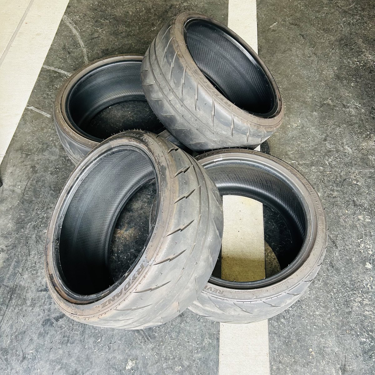 takeruGT86's tweet photo. シバタイヤ売ります
サイズは245/35ZR18 です。
溝は5ミリ程残っているのでまだまだ使用できるレベルになります。

厚木、愛川、海老名、相模原あたりであればお取引しやすいです。
予定を合わせていただければ川崎方面でも可能です。

気になる方いらっしゃればDMお願いします🙇‍♂️
#シバタイヤ https://t.co/sW6qEBrrzS