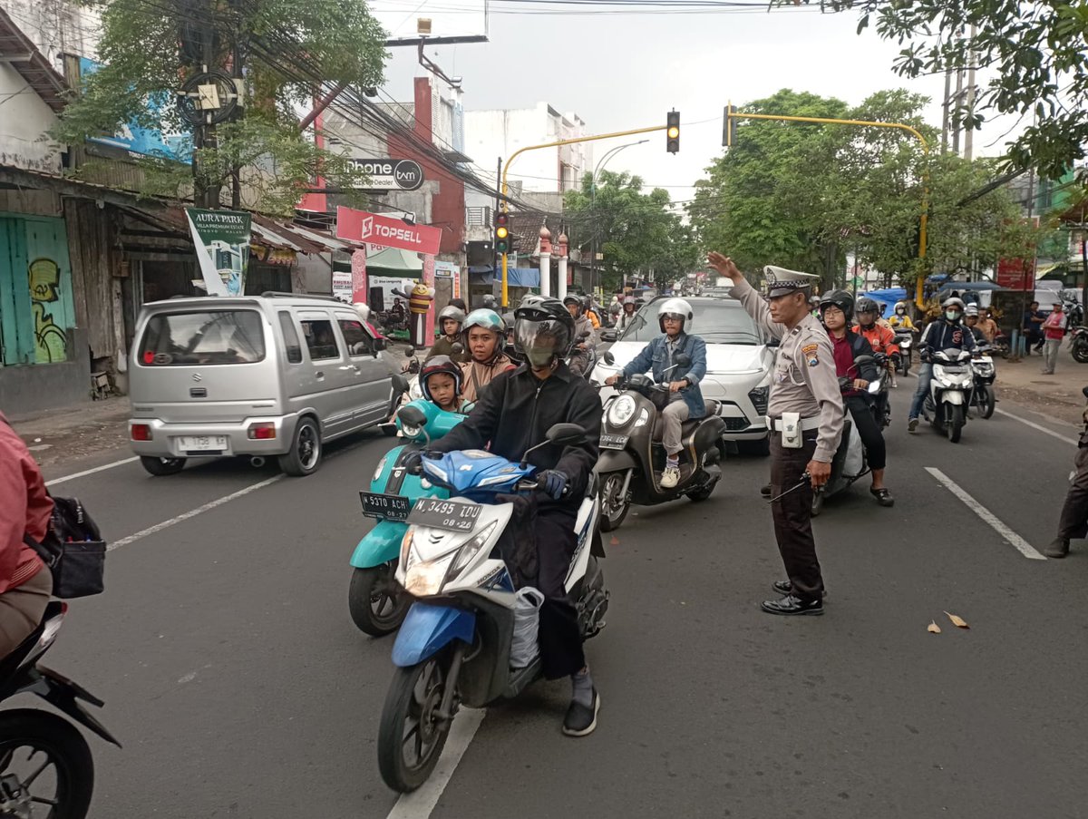 Perjalanan anda terhambat saat melintas di MT Haryono...
Petugas kami di lokasi membantu kelancaran arus ...
Terdapat Bus yang mogok di lokasi segera kami upayakan evakuasi.