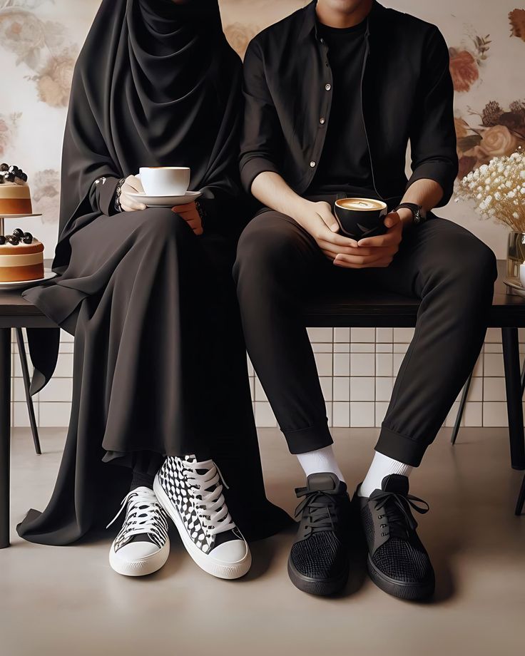 وفي النواحي ٱلتي يتحتّم
على المرأة التستر فيها
يتحتم على الرجل ذلك أيضًا
وبما أنّ جاذبية المرأة و سحرها
أقوى وأشدّ
من جاذبية الرجل و سحره
كان حجاب المرأة أوسع وأشمل
من حجاب الرجل✨
السيدة الشهيدة آمنة ٱلصدر