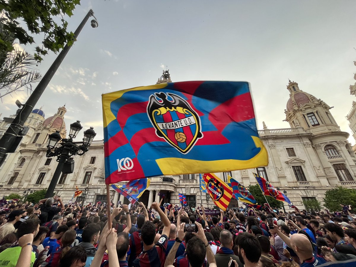 rafafernandez14's tweet photo. 24-25: 
Un escudo no es + que la representación de las PERSONAS que lo portan en el pecho.
GRACIAS a todos por hacer de la vuelta a 🏠 una aventura MARAVILLOSA.
Difícil sentir + emociones juntas en una misma temporada. 
Imposible haberlo vivido tan bien rodeado.
¡HEM TORNAT!. https://t.co/uOJtGmWoPk