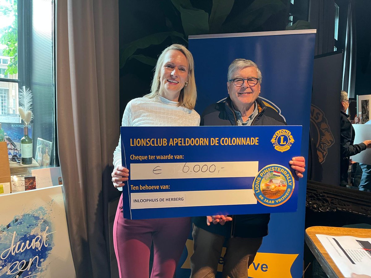 Grote bijdrage van de Lionsclub Apeldoorn aan de nieuwe keuken in inloophuis De Herberg. 😊 Deelnemers aan de Pinksterrally bedankt.