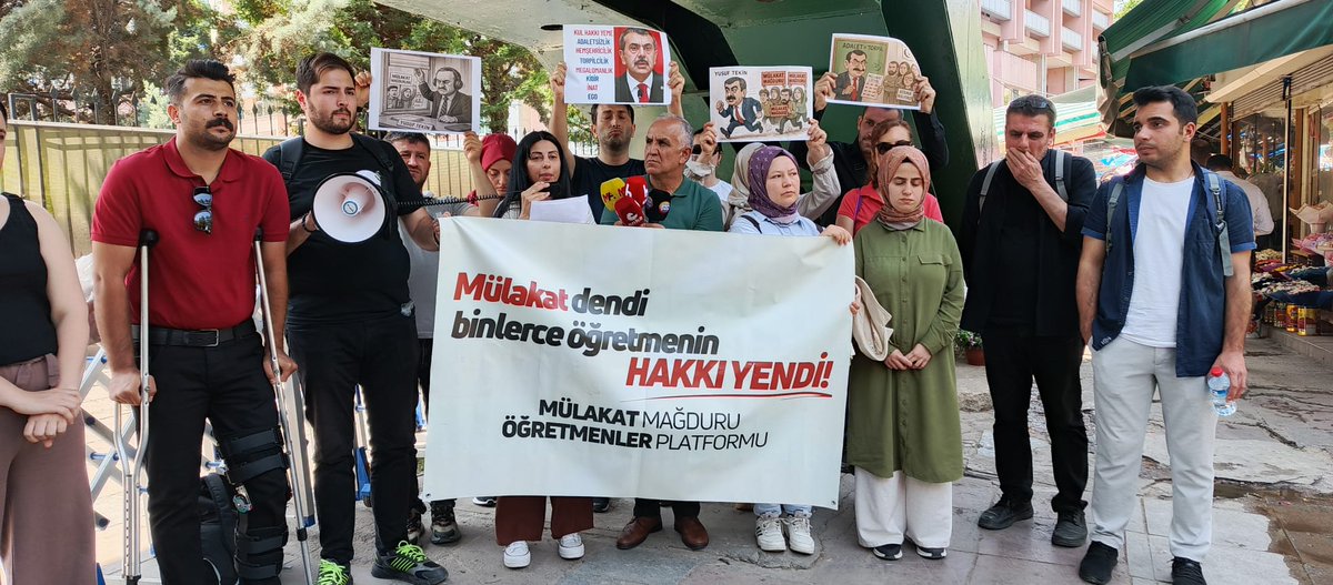Mülakat mağduru öğretmenler, bugün Milli Eğitim Bakanlığı önünde eylem yaptı. Eyleme katılarak destek veren Eğitim Sen Genel Başkanı Kemal Irmak, öğretmen atamalarında liyakatin esas alınması gerektiğini belirterek, mülakat mağduru öğretmenlerin sorunlarının çözülmesini talep