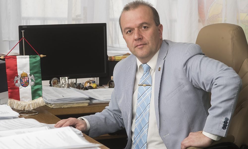 ❗️Leszavazta a Fidesz a Mi Hazánk jelöltjeit!
 
Dr. Gaudi-Nagy Tamást, a Mi Hazánk alkotmánybíró-jelöltjét is leszavazták ma a kormánypártok, ahogy az elmúlt hetekben hiába jelöltük dr. Bánovics Tamást és dr. Pápai Ákost is az Ab tagjának, dr. László Pétert pedig a Közszolgálati