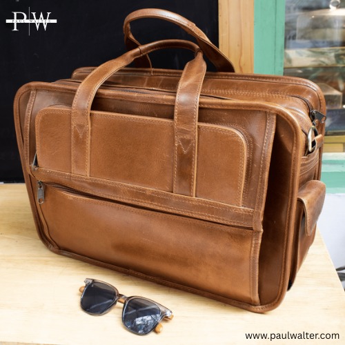 Paulwalterusa's tweet image. 👉🏻 "Carry love, style &amp;amp; strength — just like Dad. 💼💪 Gift him the perfect laptop bag this Father's Day Shop Now on paulwalter.com" 👈🏻
.
.
.
#FathersDayGift #FatherhoodInStyle #LaptopBagLove #GiftIdeasForDad #paulwalterproducts #leatheraccessories #paulwalter #sale2025