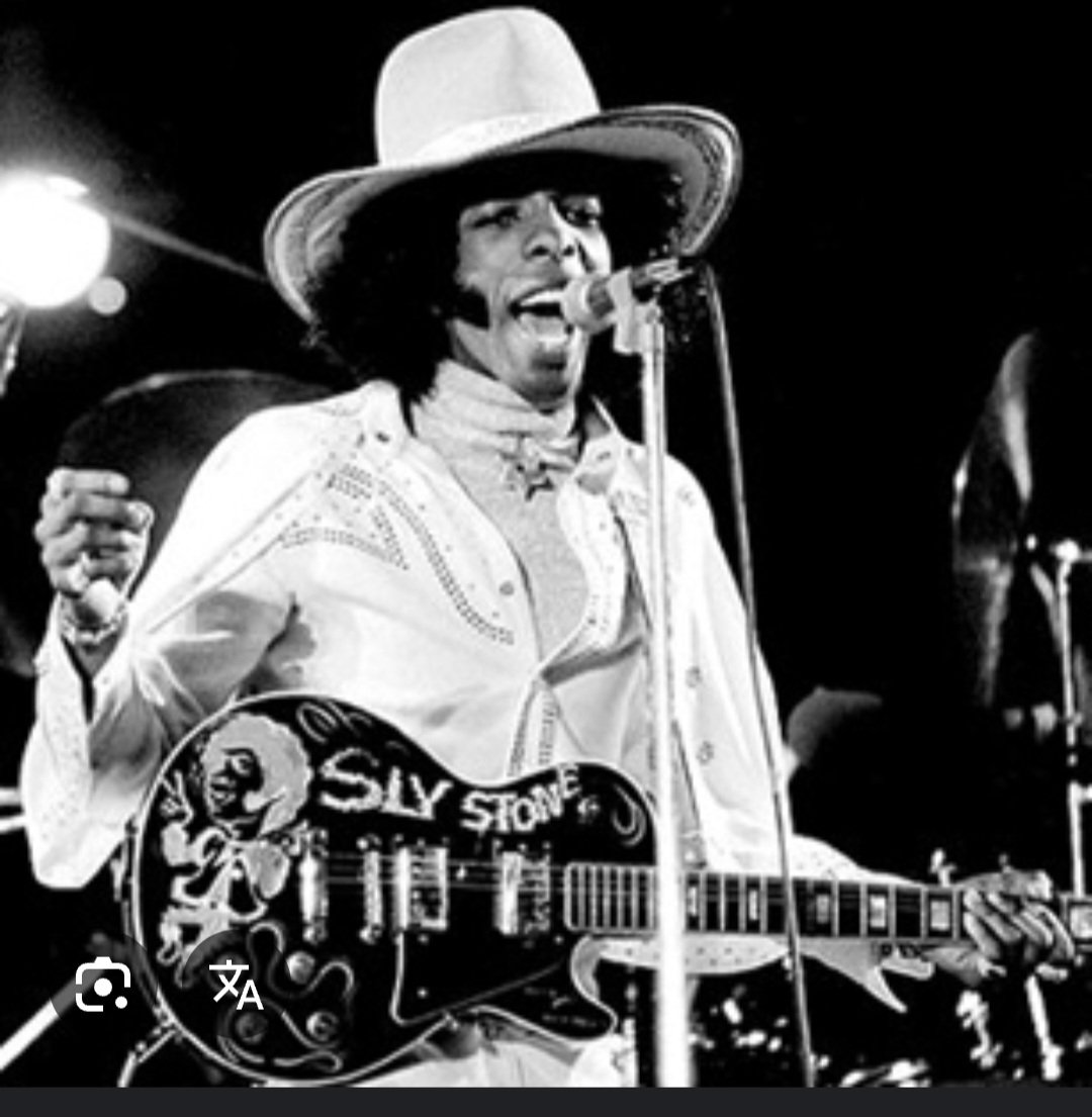 Ayer falleció Sly Stone, lider de los míticos y definitivos #SlyAndTheFamilyStone que desde 1967 a mediados de los 70 puso patas arriba la escena musical con su soul/funk/rock/psicodelia/blaxpoitation y mucho más. Actuó en Woodstock e influyó en músicos de todo tipo. RIP