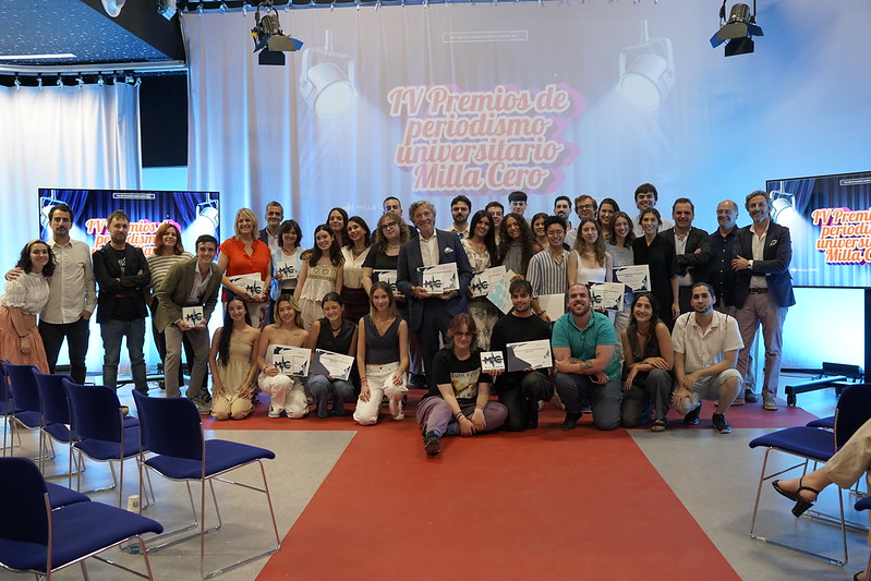 🎙️ La Universidad Loyola entrega los IV Premios de Periodismo #MillaCero, reconociendo el talento y compromiso de sus estudiantes. Con Jesús Álvarez Cervantes como padrino de gala 🏆✨
📸 Compartimos algunos momentos de la entrega.
 #MillaCero2025