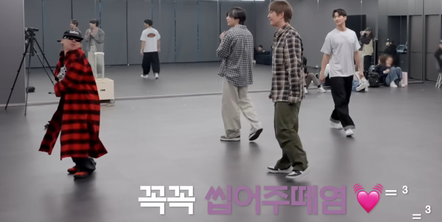 샤이니 Poet | Artist 댄스프랙티스 비하인드
예전엔 당연히 아티스트 위주의 앵글이라 안무가가 화면밖에 있거나 잘리는게 대부분이고 같이 잡히는 것도 잠깐이었는데 이번엔 멤버들과의 대화도 많이 넣어주고 계속 앵글에 같이 잡아줘!뭔가 감동이야 심지어 깜찍한짓 했다고 자막에 하트도 붙여줬어!