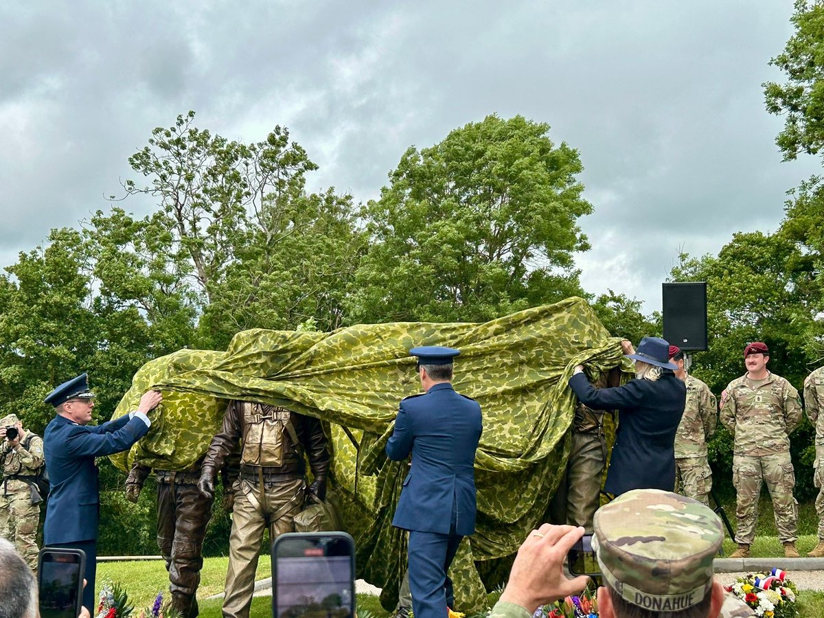 BoeingEurope's tweet image. Four American airmen who fought for freedom during World War II have been recognised in the Eighth Air Force Memorial in France.
Statues of General Doolittle, Lieutenant Colonel Rosenthal, Sergeant Smith and Colonel Blakeslee were unveiled at a ceremony organized by the…