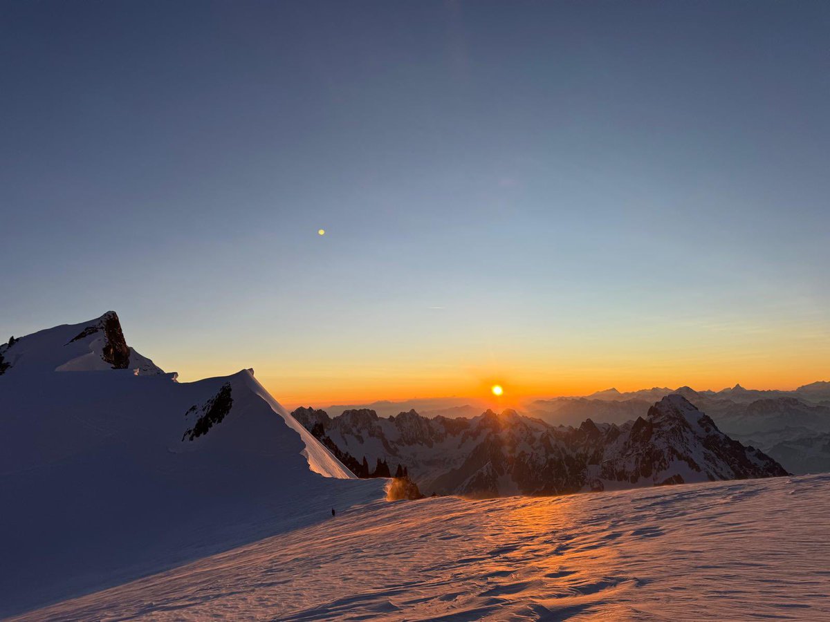 MONT BLANC 🏔️ I Et de 2️⃣ ! Ce matin, aux alentours de 7 heures, Ludovic Cirilo et Adrien foulaient les derniers mètres avant le sommet Toit de l’Europe, à 4806 mètres d’altitude. 
#MontBlanc #Alpes